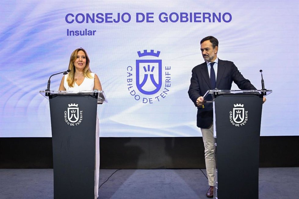 La presidenta del Cabildo de Tenerife, Rosa Dávila, y el vicepresidente, Lope Afonso, en una rueda de prensa para dar cuenta de los acuerdos del Consejo de Gobierno