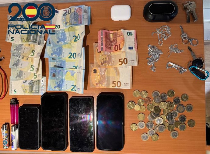 Efectos sustraídos por el joven detenido.