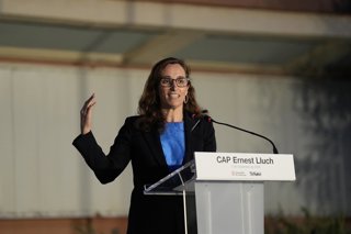 La ministra de Sanidad, Mónica García, interviene durante el cambio de nombre del CAP Les Corts como CAP Ernest Lluch, 7 de noviembre de 2025, en Barcelona, Catalunya (España). El antiguo centro de atención primaria Les Corts, situado en el distrito de Le