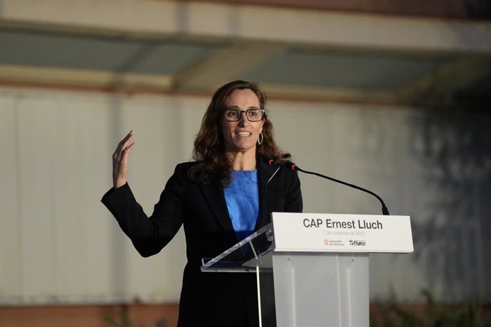 La ministra de Sanidad, Mónica García, interviene durante el cambio de nombre del CAP Les Corts como CAP Ernest Lluch, 7 de noviembre de 2025, en Barcelona, Catalunya (España). El antiguo centro de atención primaria Les Corts, situado en el distrito de Le