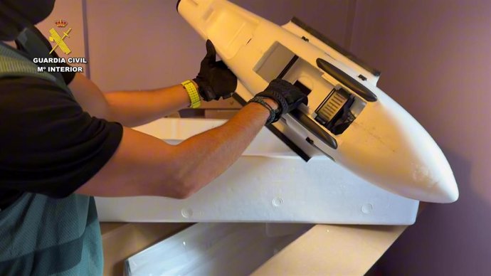Uno de los drones que transportaba droga desde Marruecos por el Estrecho intervenidos por la Guardia Civil.