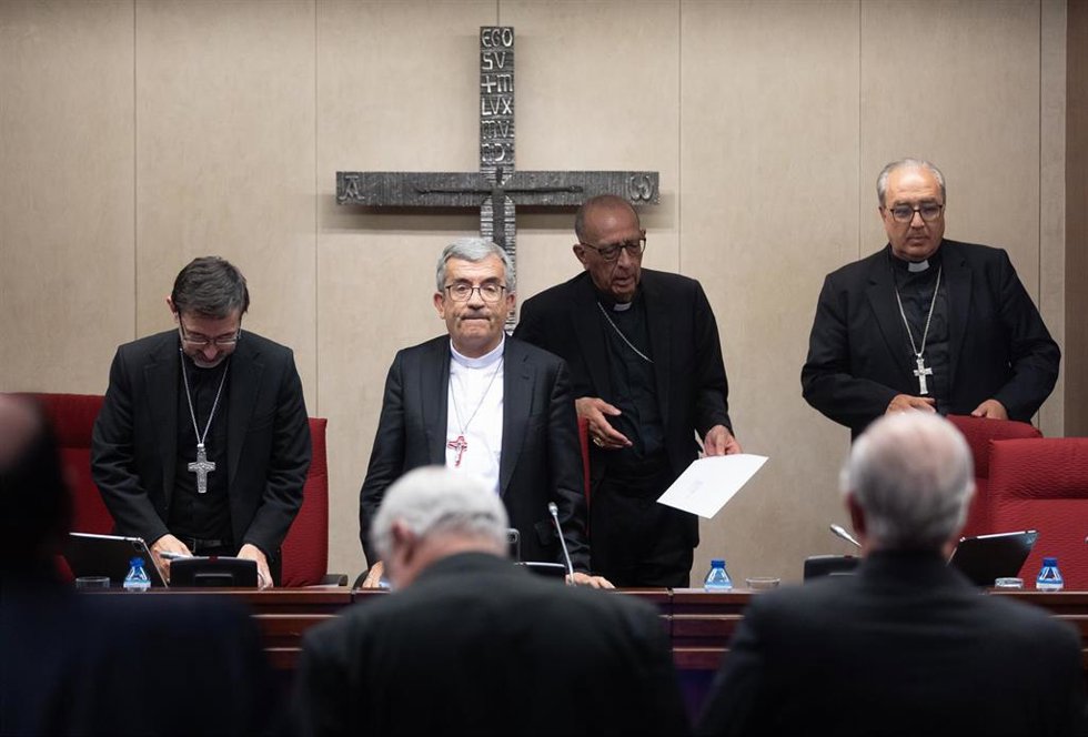 Archivo - El presidente de la CEE, Luis Argüello, el vicepresidente de la CEE, José Cobo, el arzobispo de Barcelona, Juan José Omella, y el portavoz de la CEE, César García Magán.