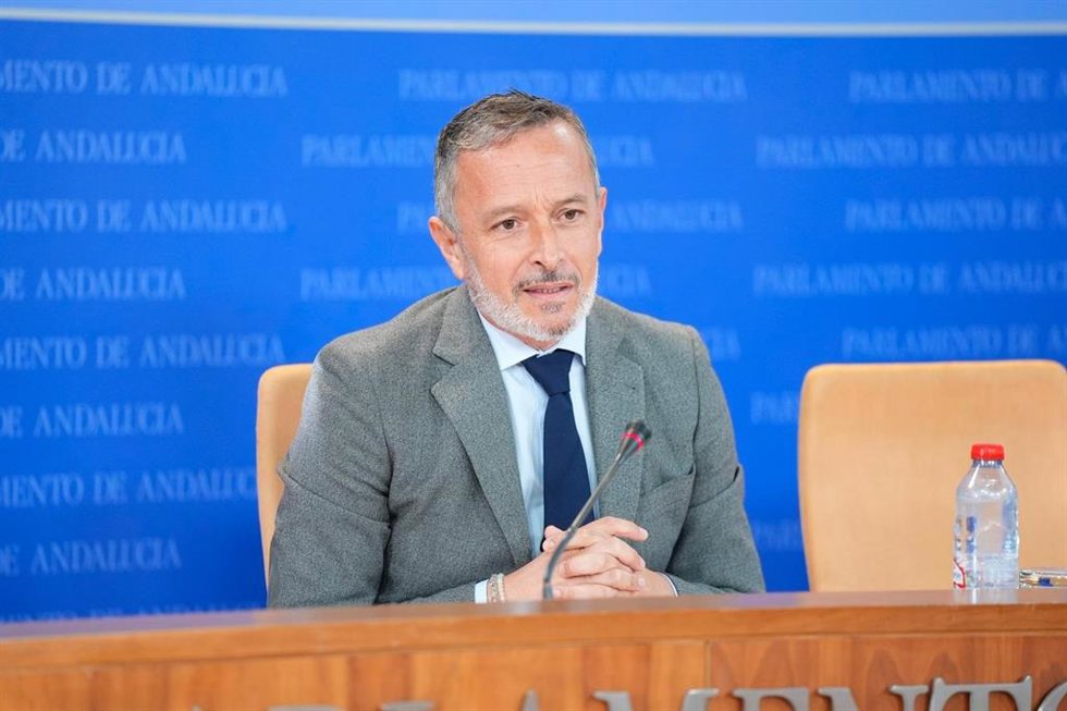 El portavoz adjunto del Grupo Socialista en el Parlamento andaluz, Rafael Recio, en rueda de prensa.