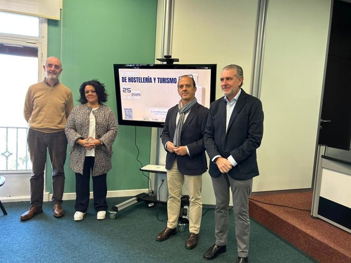 La presidenta de Festur, Rocío Ruiz, con otros miembros de FES y Festur.