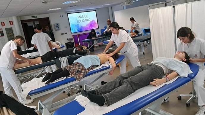Jornadas de masaje solidario en el campus de Toledo.