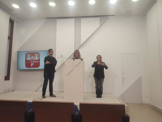 Los consellers insulares del PSIB Joan Ferrer y la Sofía Alonso presentan la moción para declarar Baleares zona tensionada.