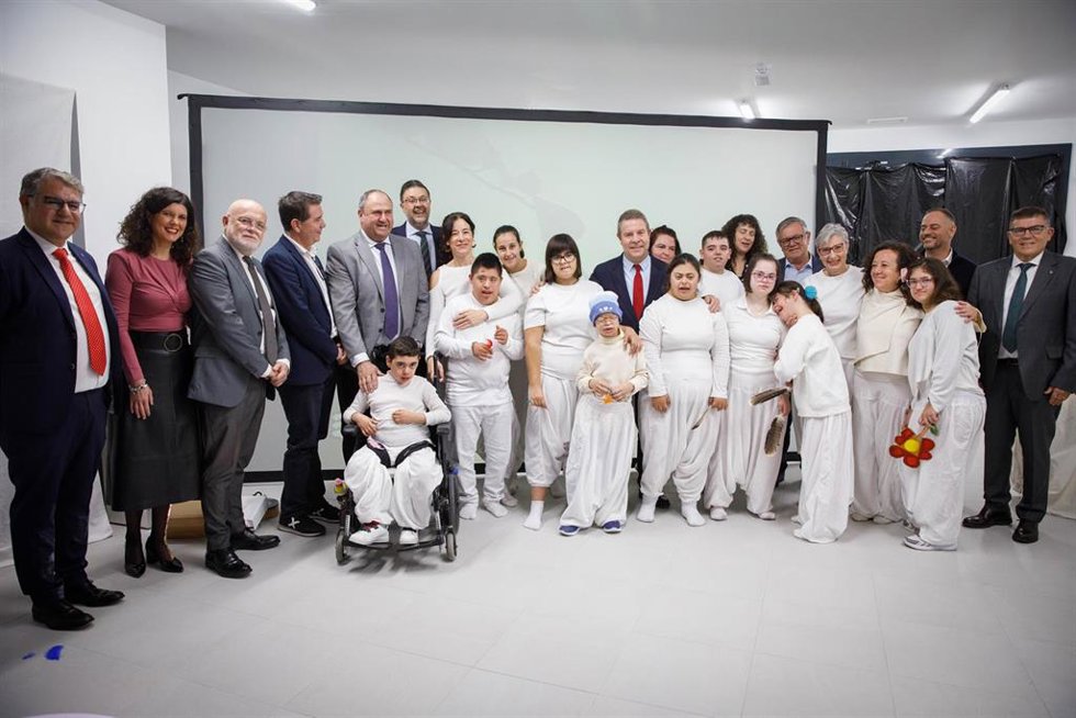El presidente de Castilla-La Mancha, Emiliano García-Page, ha inaugurado, en Hellín, el nuevo edificio para el Colegio Público de Educación Especial Cruz de Mayo.