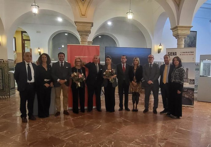 Inauguración de la exposición 'Sevilla encuentra Siena' en el Círculo Mercantil de Sevilla.