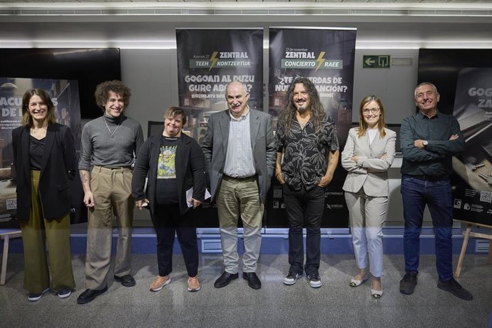 De izqda. A dcha.: Eva Sevingé (Orekan), Alejo, Aintzane (Motxila 21), el consejero Aierdi, Pedro Razquin, la directora general de Medio Ambiente, Ana Bretaña, y Oscar Rubio, en la presentación del concierto.