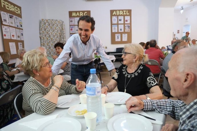 El presidente del IMAS y conseller de Bienestar Social, Guillermo Sánchez en un centro de personas mayores.