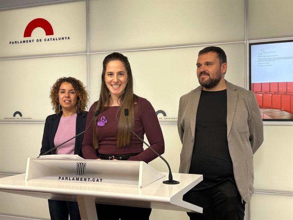 La coordinadora del área de Igualdad y Conciliación Familiar de Mossos d'Esquadra de CC.OO. De Catalunya, Maria Mariscal, junto con los diputados del Parlament Andrés García Berrio (Comuns) y Laia Cañigueral (ERC)
