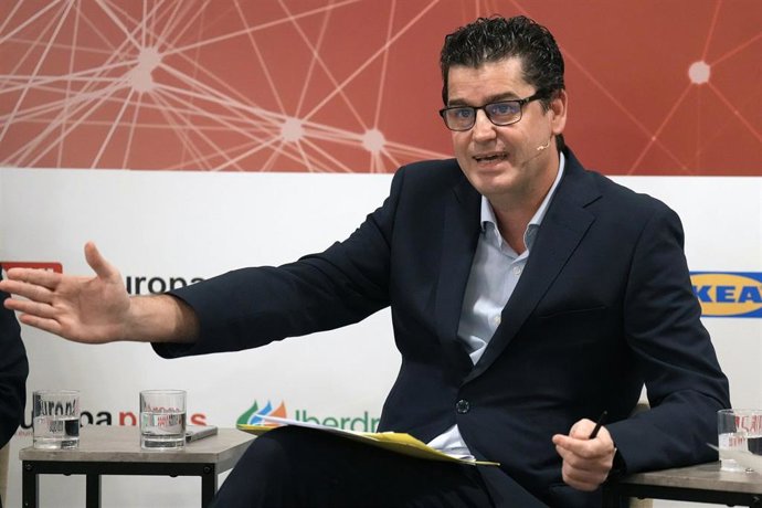 El director de Regulación de Iberdrola España, Patxi Calleja, durante la apertura de la jornada ‘Euskadi hacia el futuro’, en el hotel Ercilla, a 12 de noviembre de 2025, en Bilbao