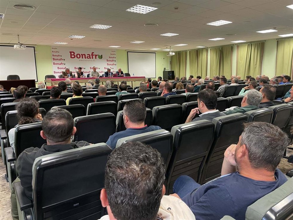 Asamblea de agricultores de la Plataforma en Defensa de los Regadíos del Condado de Huelva.