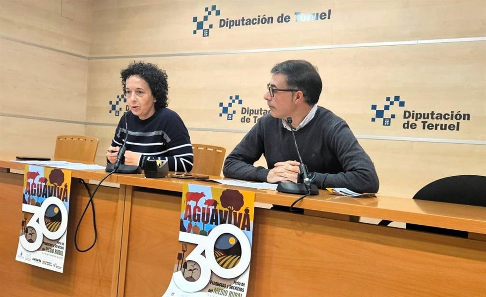 La diputada provincial Carmen Maorad y el alcalde de Aguaviva, Aitor Clemente.