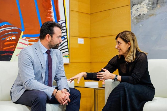El presidente del Partido Popular de Asturias, Álvaro Queipo, y la presidenta de Cantabria, María José Sáenz de Buruaga.