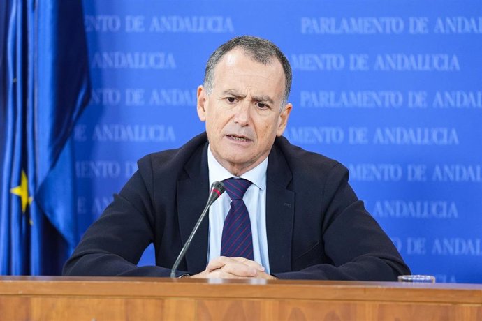 El portavoz adjunto del Grupo Parlamentario Popular, Pablo Venzal, durante la ronda de ruedas de prensa de portavoces de los grupos parlamentarios en el Parlamento de Andalucía, a 12 de noviembre de 2025 en Sevilla (Andalucía, España). Los portavoces de l