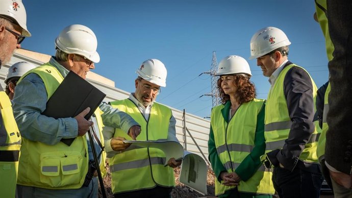 El presidente de Canarias, Fernando Clavijo, y la consejera de Hacienda, Matilde Asián (en el centro), en una visita a las obras del edificio de servicios esenciales en Tenerife