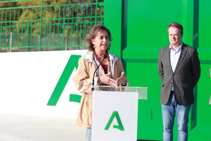 La consejera de Sostenibilidad y Medio Ambiente, Catalina García, junto al alcalde de Mairena del Aljarafe, Antonio Conde, en el acto de inauguración del punto limpio ubicado en el Parque empresarial PISA. 