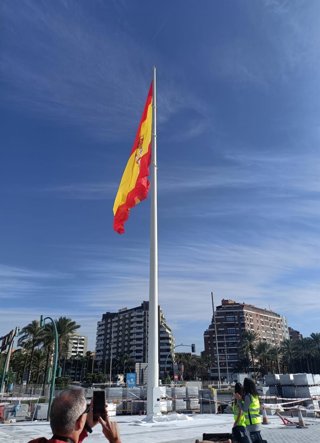 Izado de la bandera de España en la entrada al Puerto de Almería por la zona de Levante.
