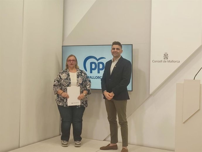 Los consellers insulares del PP María Magdalena García y Bernat Vallori antes de atender a los medios.