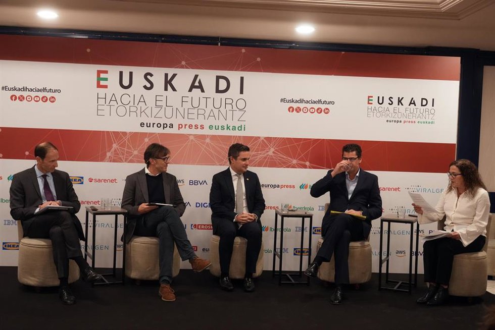 (I-D) El director del Basque Energy Cluster, José Ignacio Hormaeche, el director de IKEA Barakaldo, David Cajal, el consejero de Industria, Transición energética y Sostenibilidad del Gobierno Vasco Mikel Jauregi Letemendia y el director de Regulación de