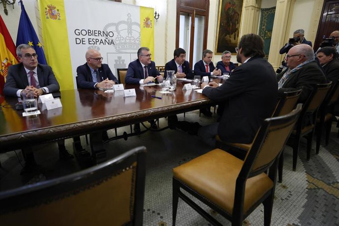 La silla vacía del presidente de la Diputación de Granada, Francis Rodríguez, tras abandonar la reunión de la Mesa del Aeropuerto Federico García Lorca