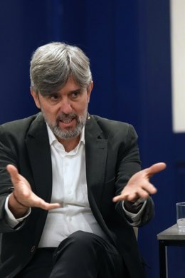 El IBM Quantum, Business Development Executive, Mikel Díez, debate en el tercer panel de la jornada moderado por la directora de negocio de Europa Press, Candelas Martín de Cabiedes, durante la apertura de la jornada ‘Euskadi hacia el futuro’.