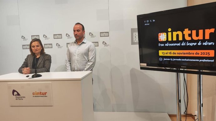 Elia Jiménez y Selu Gómez presentan la oferta turística de Soria en Intur.