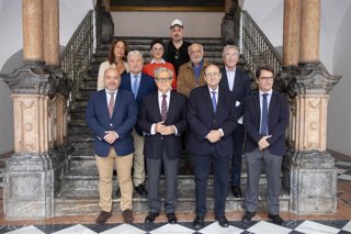 El presidente de la Diputación de Córdoba, Salvador Fuentes (2i), con representantes de la Diputación y las entidades y colectivos de índole cultural.