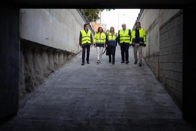 La alcaldesa de Granada, Marifrán Carazo, en el centro junto a la consejera de Fomento, Rocío Díaz, en la visita al túnel de Camino de Ronda