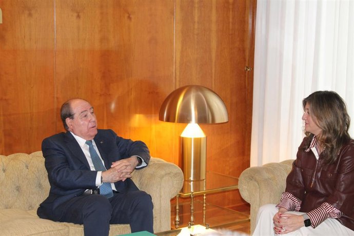 La rectora de la ULE, Nuria González y el presidente de la Obra Social de Abanca, Miguel Ángel Escotet, han firmado este miércoles un acuerdo de colaboración.