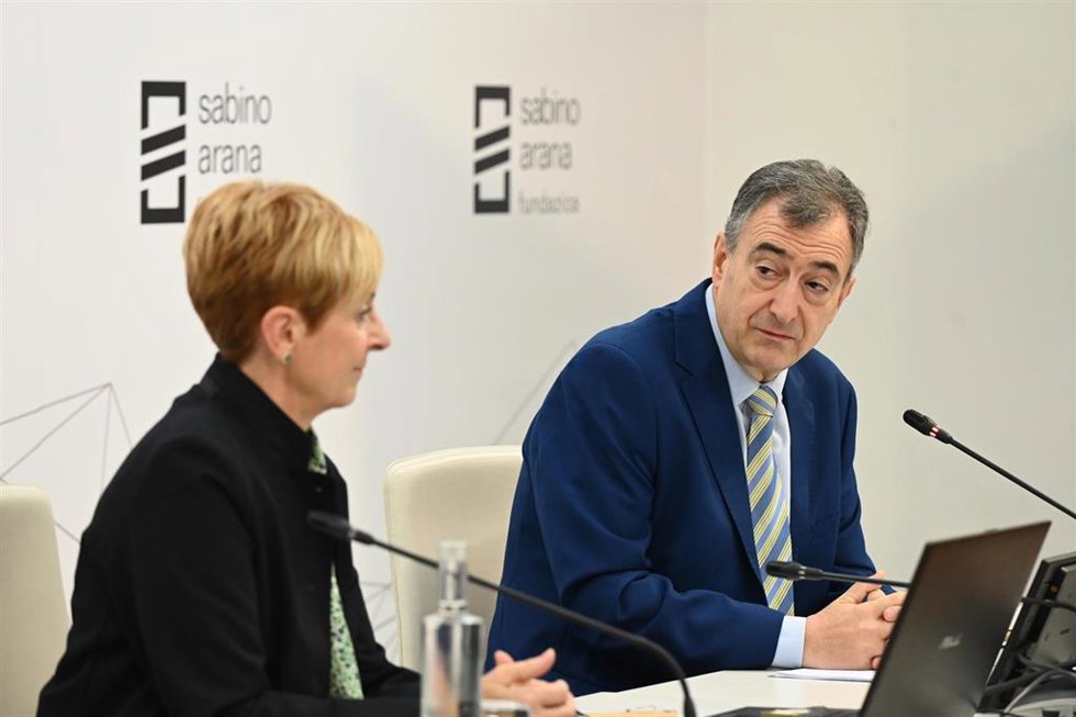 El presidente del EBB de EAJ-PNV, Aitor Esteban, y la exconsejera de Desarrollo Económico, Arantza Tapia, participan en el seminario Los Archivos, las otras víctimas de la dictadura 50 años después de la muerte de Franco, en Sabino Arana Fundazioa, a