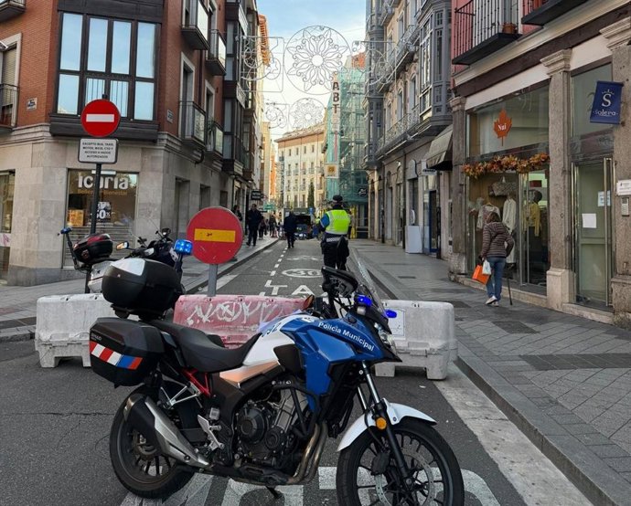 La calle Cánovas del Castillo de Valladolid cortada tras el hundimiento de una rejilla de sumidero.