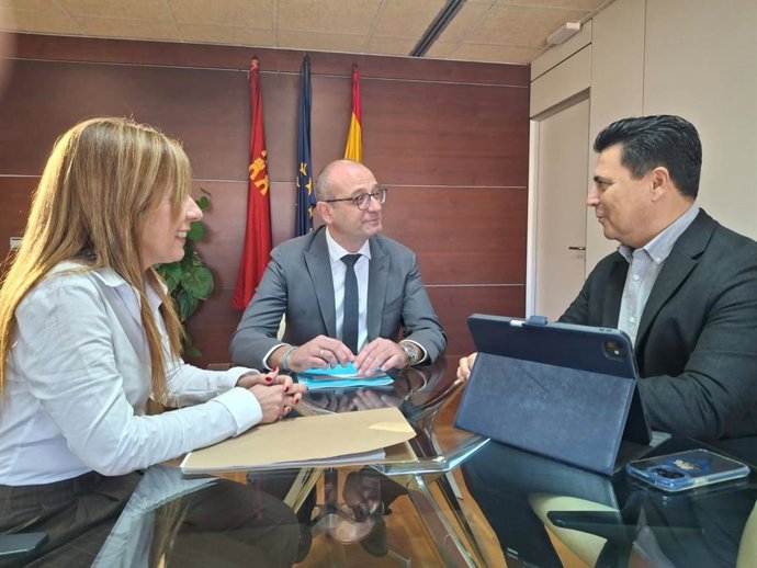 El consejero de Educación y Formación Profesional, Víctor Marín, durante un encuentro de trabajo con el alcalde de San Javier, José Miguel Luengo