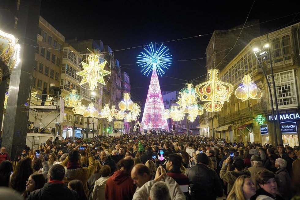 Archivo - Centenares de personas asisten al encendido de las luces de Navidad.