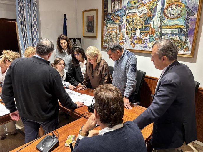 Conseller de Educación,  la alcaldesa del Ayuntamiento de Bunyola, la asociación de familias y la dirección del centro en la reunión para acordar la reforma integral del CEIP Mestre Colom de Bunyola