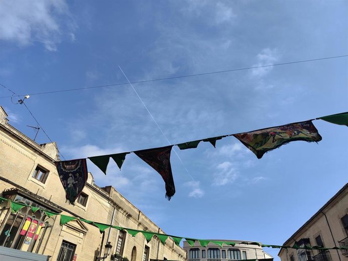 Decoración del Mercado Medieval que se iba a celebrar este fin de semana en Cáceres