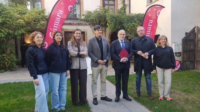 Unas 600 personas participan en la Feria de Empleo 45+, primer evento en Asturias centrado en el talento sénior.