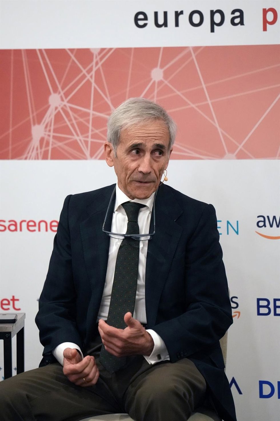 El presidente de Sarenet, Roberto Beitia, debate en el tercer panel de la jornada moderado por la directora de negocio de Europa Press, Candelas Martín de Cabiedes, durante la apertura de la jornada Euskadi hacia el futuro.