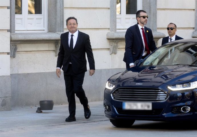O Procurador-Geral do Estado, Álvaro García Ortiz, em sua chegada ao primeiro dia do julgamento do Procurador-Geral do Estado, Álvaro García Ortiz, na Suprema Corte, em 3 de novembro de 2025, em Madri (Espanha). García Ortiz é acusado de um suposto
