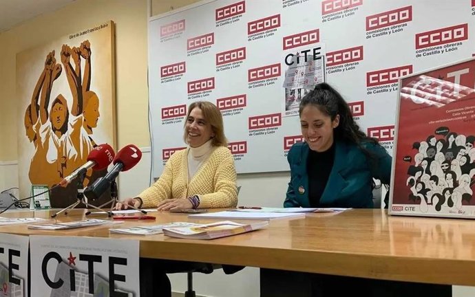 María Enciso (izda) y Raquel de Vicente presentan el Centro de Información de CCOO Soria.