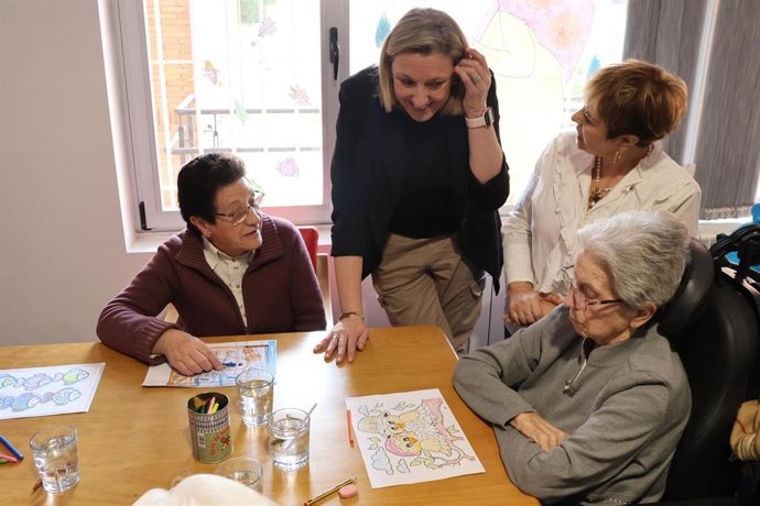 La vicepresidenta de la Junta de Castilla y León y consejera de Familia e Igualdad de Oportunidades, Isabel Blanco, visitado el Centro de Día gestionado por la Asociación de Familiares de Enfermos de Alzhéimer (AFA) de La Bañeza y su comarca.