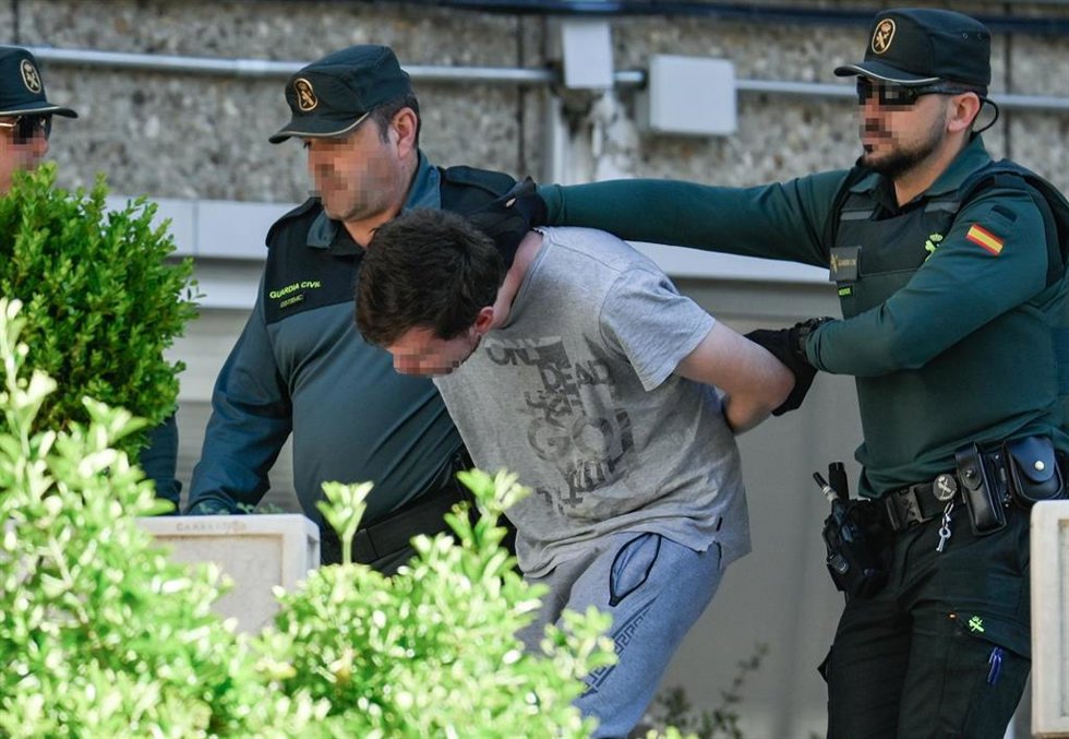 Archivo - Uno de los detenidos por el crimen de Chiloeches sale de la comandancia de la Guardia Civil de Guadalajara.