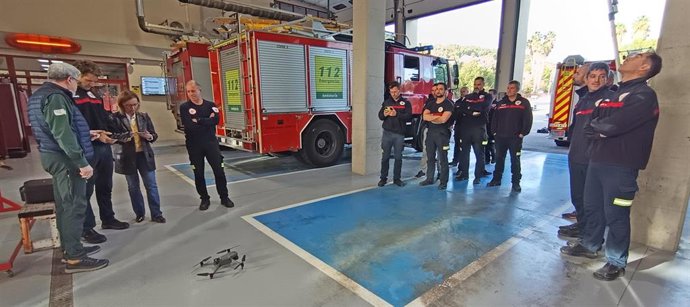 La concejala Carmen Angulo, junto a miembros del Parque de Bomberos, en el curso sobre uso de drones en situaciones de emergencia.