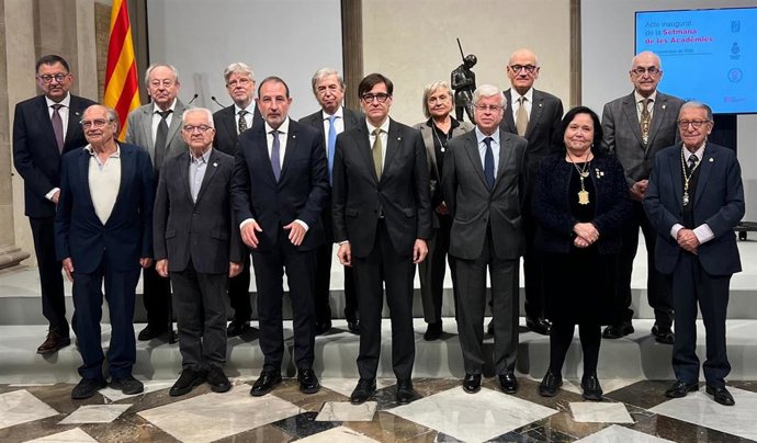 El presidente de la Generalitat, Salvador Illa, y el conseller de Justícia, Ramon Espadaler, junto a los representantes de las academias del Consell Interacadèmic de Catalunya (CIAC), en el acto de inauguración de la Semana de las Academias