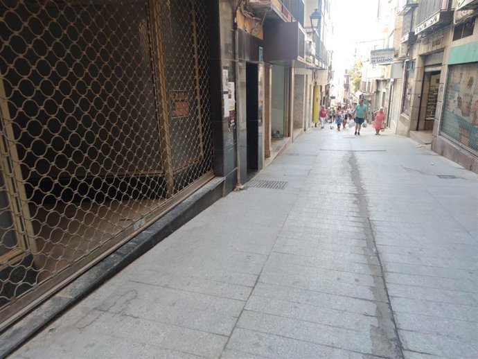 Archivo - Negocio cerrado en la calle Espartería