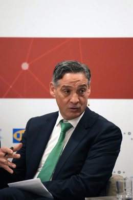 El responsable de negocio para sector público de AWS en España, Óscar Sanz, debate en el tercer panel de la jornada moderado por la directora de negocio de Europa Press, Candelas Martín de Cabiedes, durante la jornada ‘Euskadi hacia el futuro’.