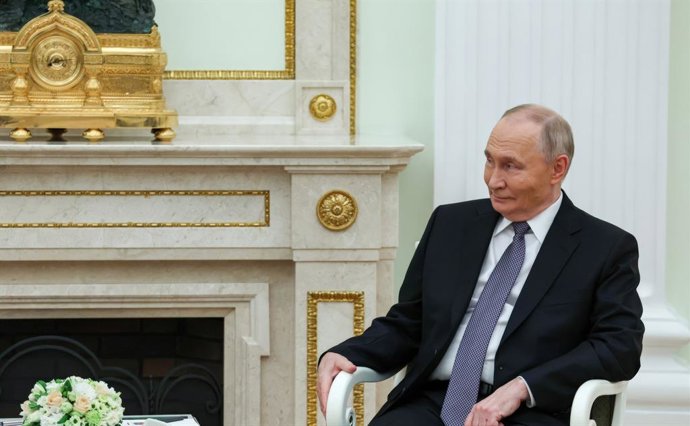 11 de novembro de 2025, Moscou, Oblast de Moscou, Rússia: O presidente russo, Vladimir Putin, olha para o presidente do Cazaquistão, Kassym-Jomart Tokayev, antes de uma reunião bilateral no Kremlin, em 11 de novembro de 2025, em Moscou, Rússia.