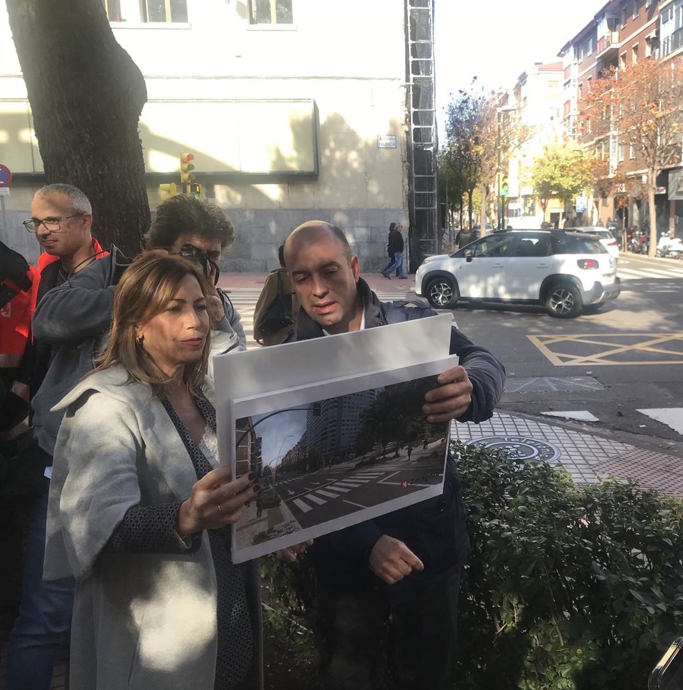 La alcaldesa de Zaragoza, Natalia Chueca, observa en un plano la reforma integral de la avenida Valencia