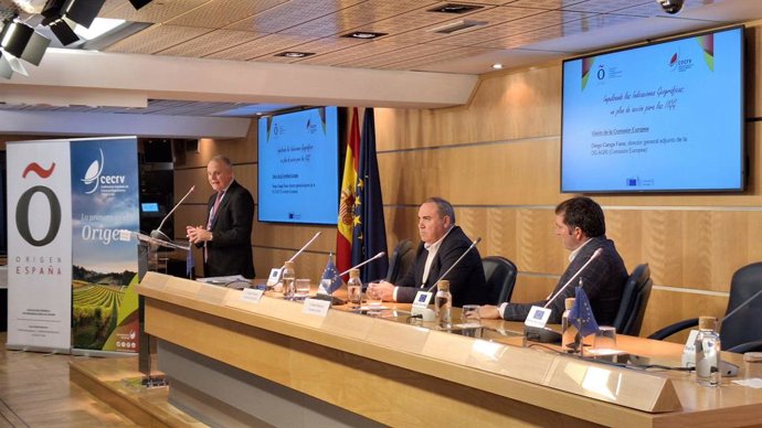 El director general adjunto de la DG AGRI, Diego Canga, en la reunión con Origen España y CECRV